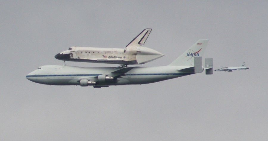 Space+Shuttle+Discovery+flies+over+Langley