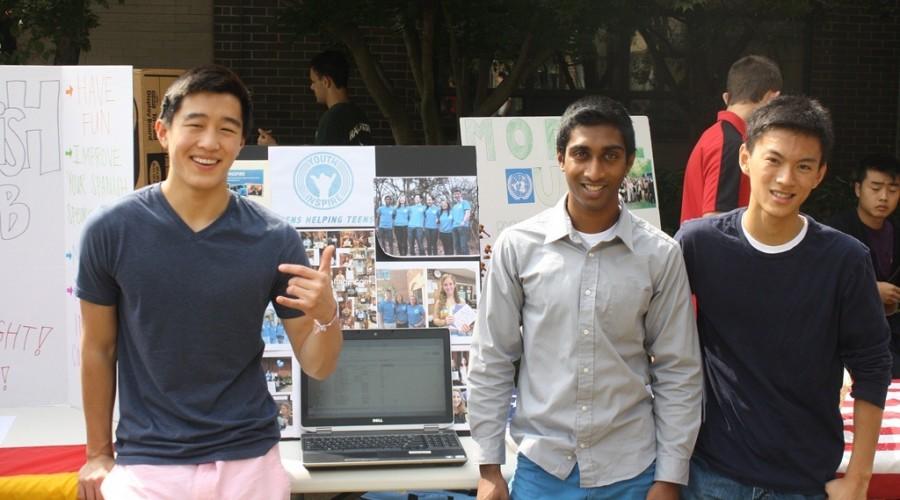 Students gather in courtyard for 2013 Club Day