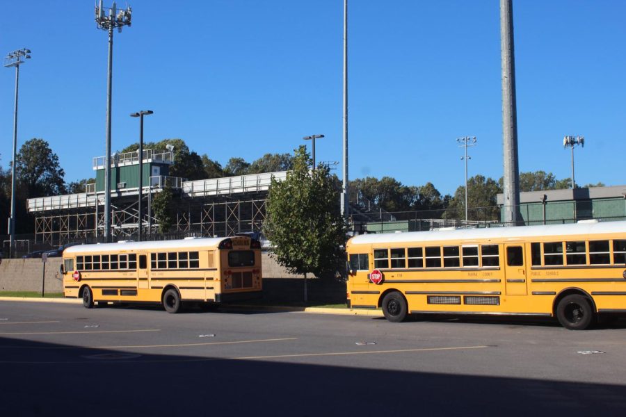 Buses+arrive+late+to+school+to+pick+up+students.+Since+the+beginning+of+the+school+year%2C+buses+have+frequently+been+picking+up+and+dropping+off+students+late.%0A